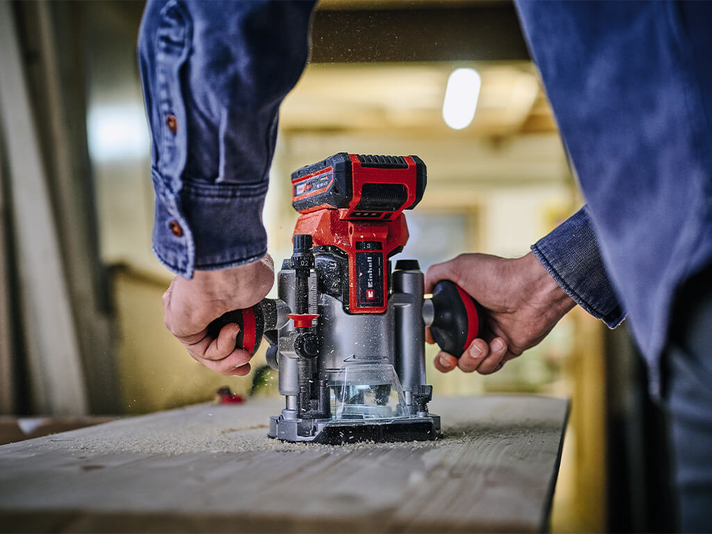 Working with a cordless router