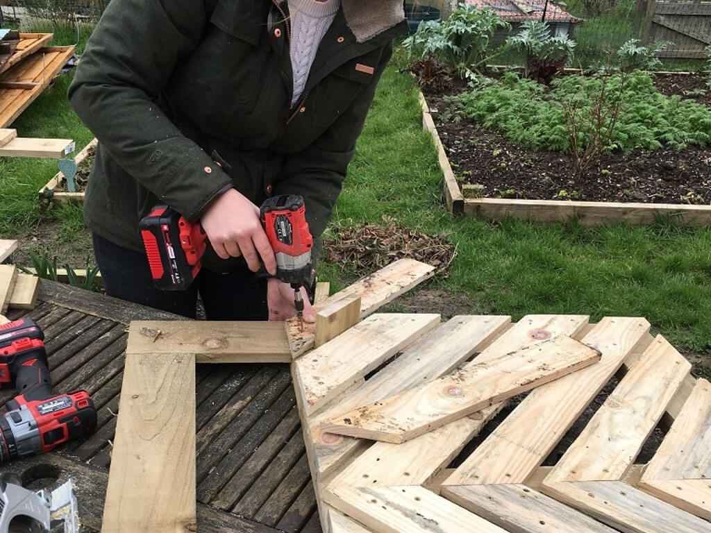 Assembling a patio decoration