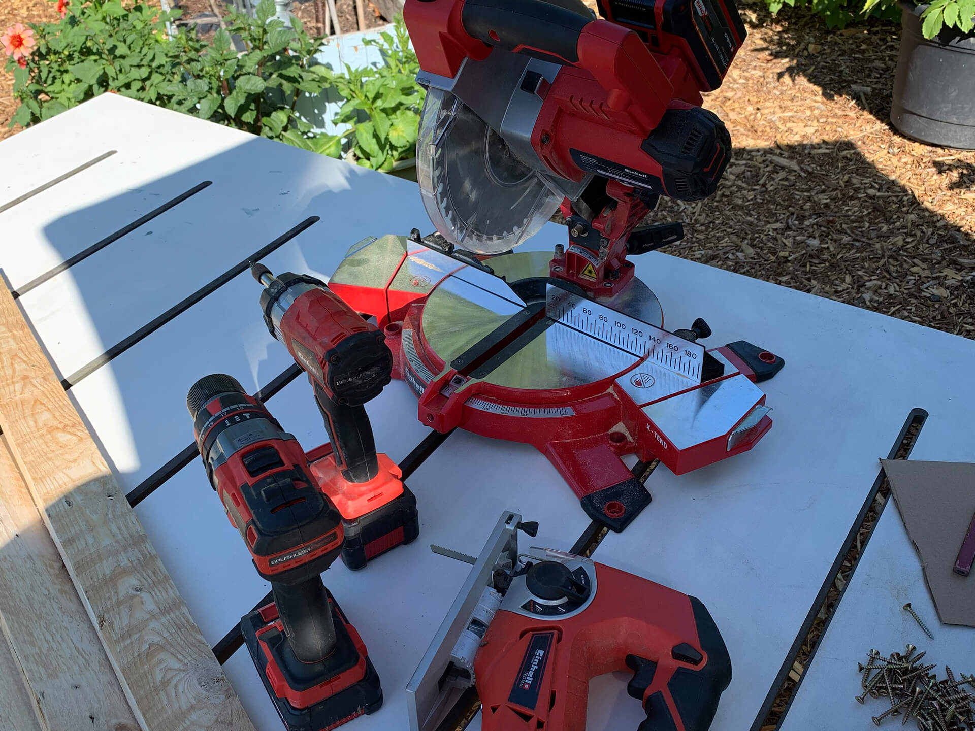 Einhell products & materials that are being used for building the pallet shelve. 