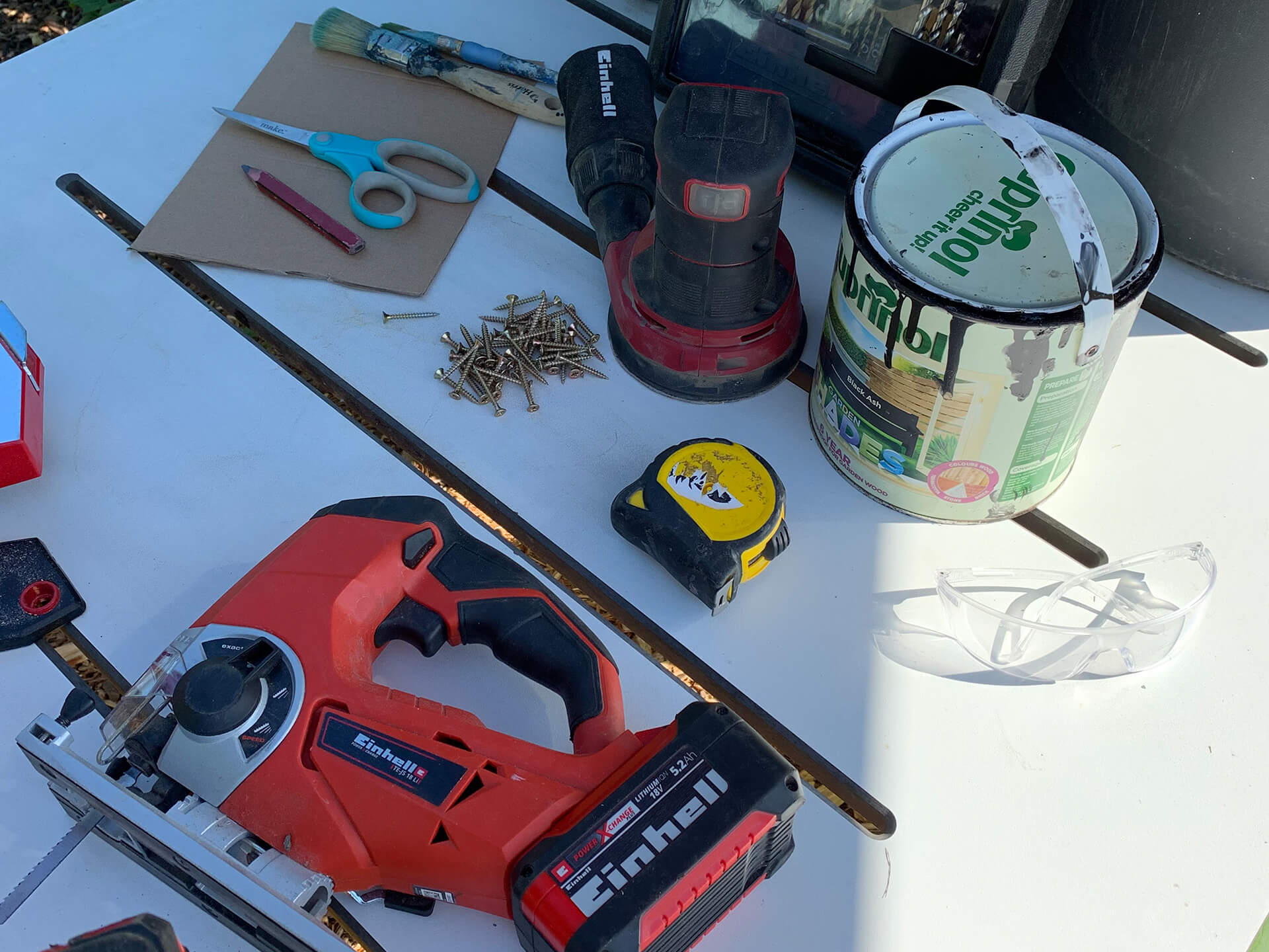 Einhell products & materials that are being used for building the pallet shelve. 