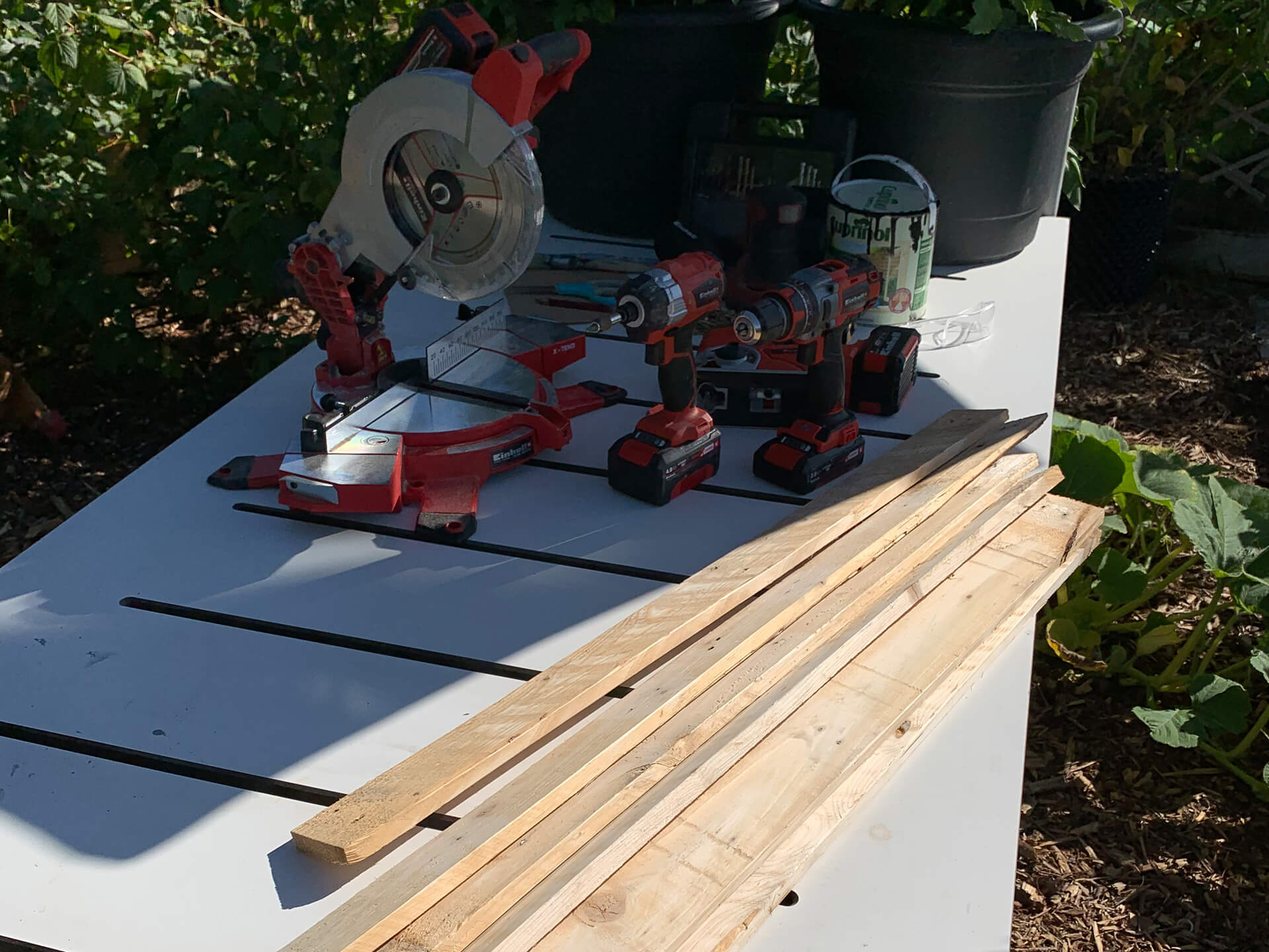 Einhell products & materials that are being used for building the pallet shelve. 