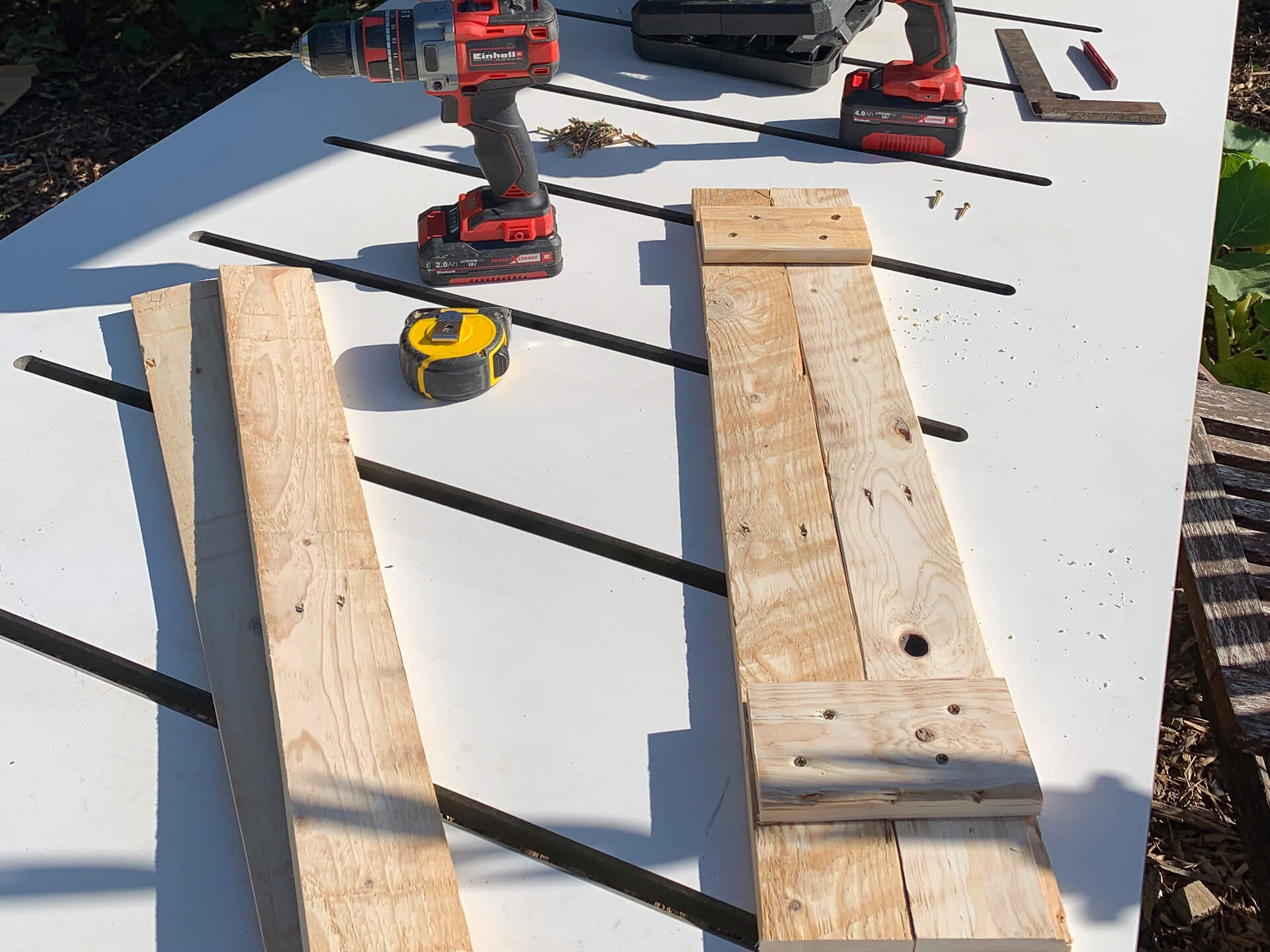 Einhell products & materials that are being used for building the pallet shelve. 