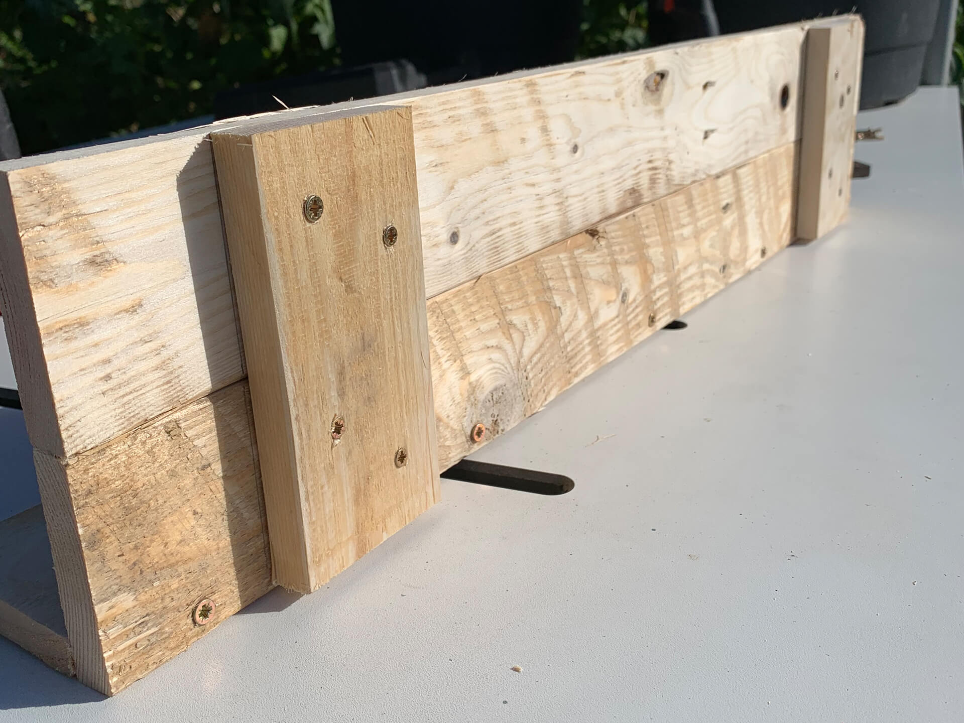 Image of the bottom of the pallet shelve. 