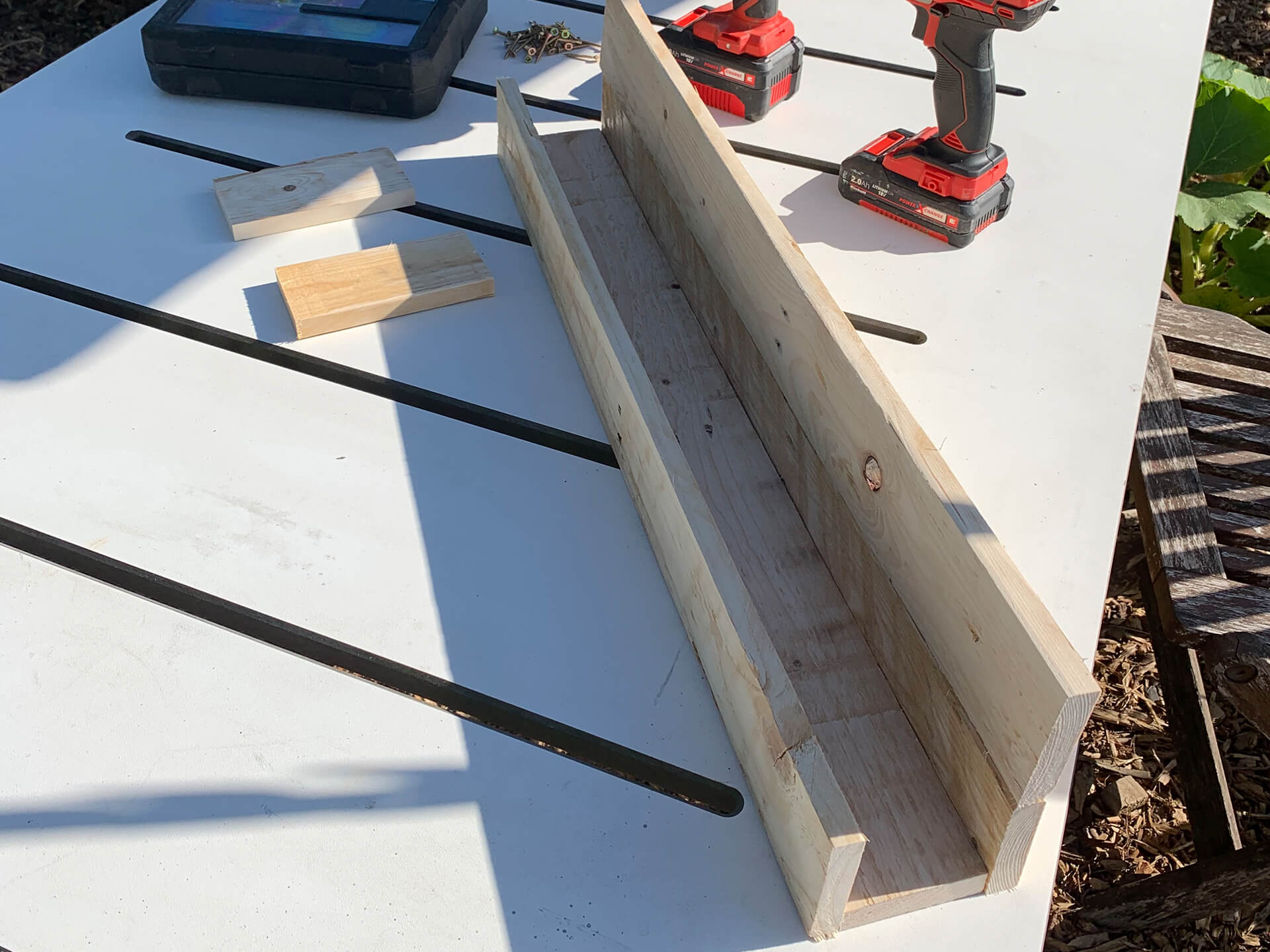 Image of the top of the pallet shelve. 