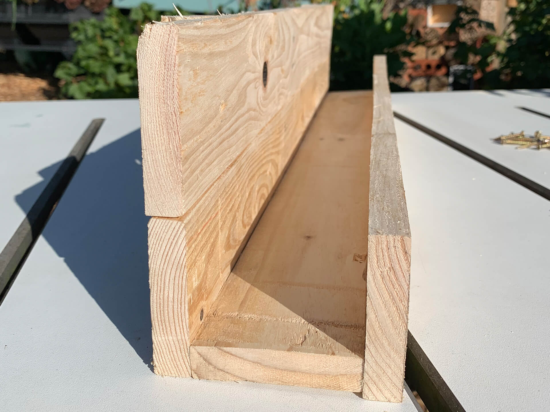Side image of a wood piece for the pallet shelve. 