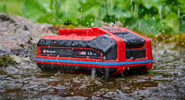 the Einhell SEALED battery in the rain