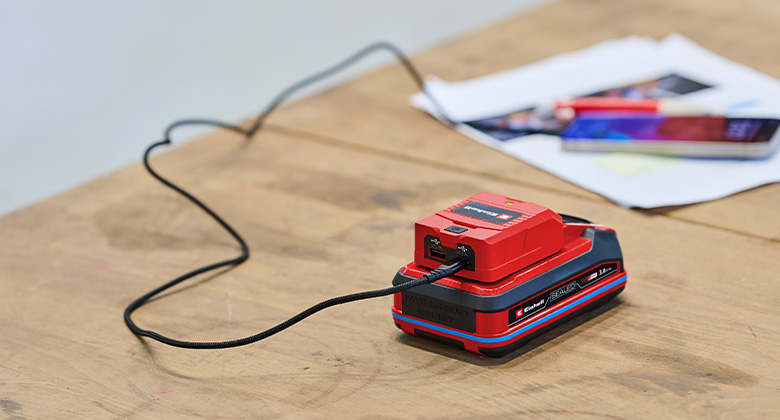 a Power X-Change battery with USB adapter as a powerbank to charge a smartphone