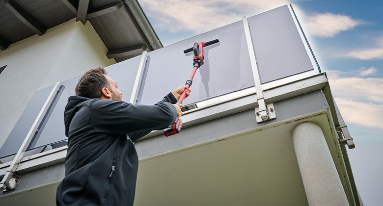 a man is cleaning glass with the Einhell BRILLIANTO