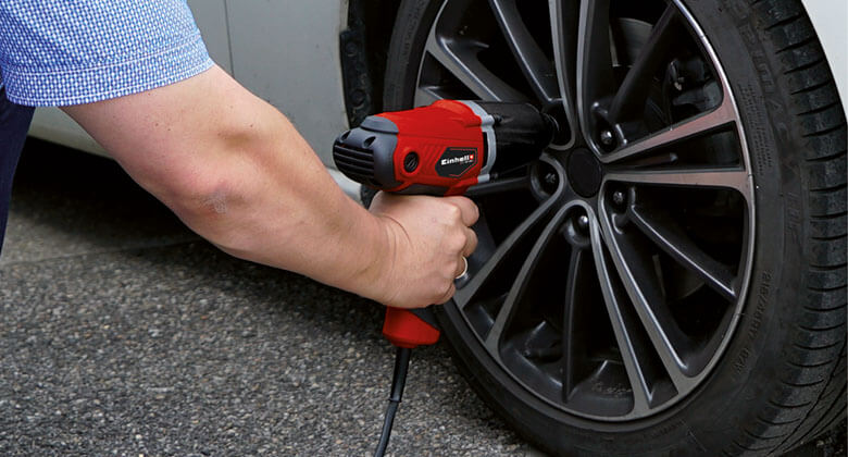 impact screwdriver in use